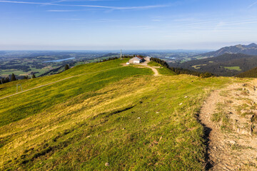 Obraz premium Blick auf eine Berghütte auf dem Grünten im Allgäu im Hintergund links der Rottachspeicher und rechts der Grüntensee