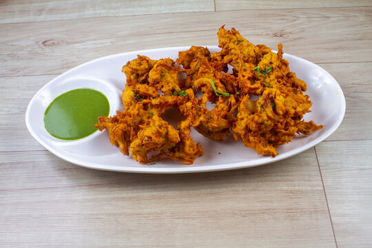 Indian snack ,Tea Time snack Pakoda/kanda bhaji or pyas pakoda ried onion pakora served