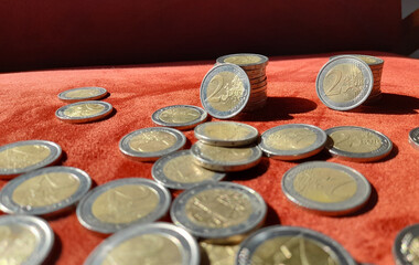 Moneta da 2 euro su una poltrona