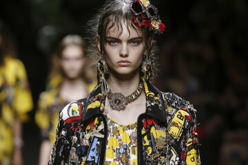 Obraz premium A woman in a yellow and black jacket with a flower in her hair