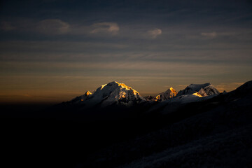 Obraz premium Sunrise in the Andes. Six-thousand meter peaks seen from Vallunaraju mountain: Huandoy, Huascaran, Chopicalqui. 