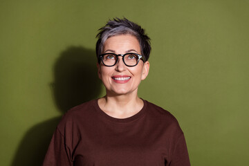 Photo portrait of gray hair beautiful cheerful senior grandmother in t shirt and eyeglasses looking...