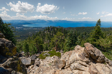 Lake Tahoe – malerische Landschaft am kristallklaren Bergsee - Blick von Castle Rock