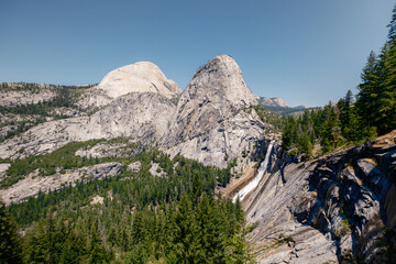 Blick auf Nevada Falls mit Half Dome im Yosemite Nationalpark