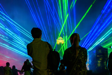 Pokaz laserów przy zmroku