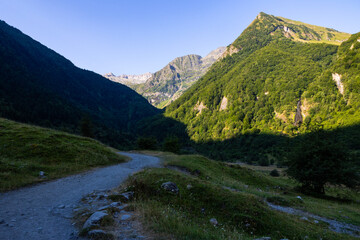 Paysage au petit matin au départ du sentier de randonnée vers le Lac d’Oô dans les Pyrénées...