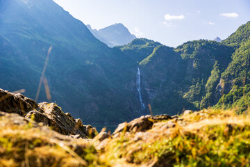Cascade d’Oô se jetant dans le lac du même nom dans les Pyrénées à côté de...
