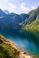 Panorama sur le lac et la cascade d’Oô dans les Pyrénées à côté de Bagnères-de-Luchon