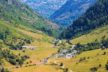 Vue sur la vallée du Neste d’Oô dans les Pyrénées à côté de Bagnères-de-Luchon