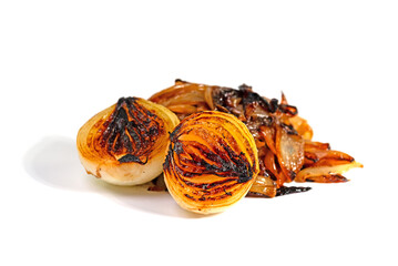 Geröstete Gemüsezwiebeln vor weißem Hintergrund