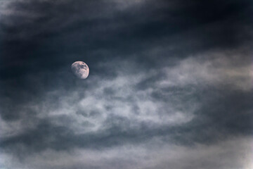 La lune dort sur un édredon de nuage