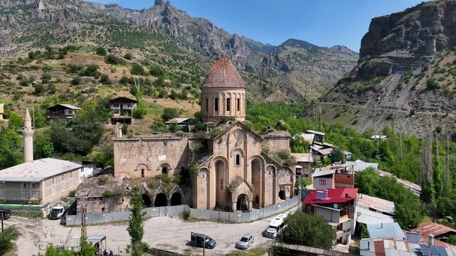 Osvank Church is in &Ccedil;amlıyama&ccedil; Village of Uzundere District. It is famous for its colorful stone decorations and relief figures, Erzurum