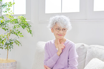 想像するシニア女性　リビングルーム