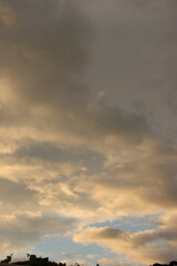 Obraz premium Serenata al atardecer: una sinfonía de nubes y luz