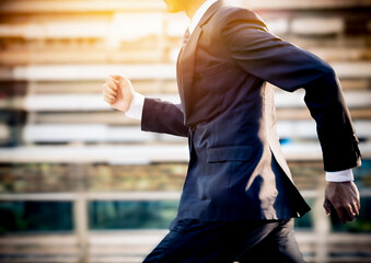 都市を走るビジネスマンイメージ