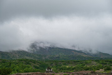 Fototapeta premium 望岳台から雲に隠れて姿の見えぬ十勝連峰