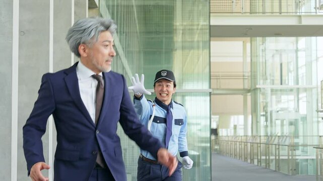 警備員に追いかけられるミドル男性ビジネスパーソン