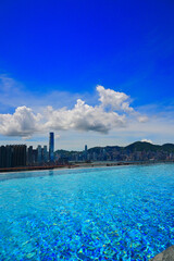 プールののある屋上から香港島とヴィクトリア湾