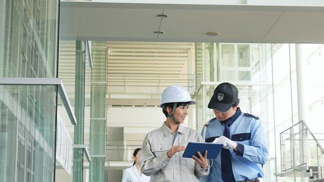 ビルを点検する様々な職業の人々（エンジニア・警備員・ビジネスマン・研究者）