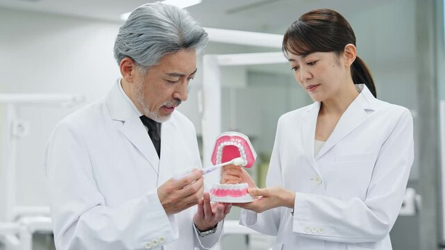 歯磨き指導をする歯科医師・歯科衛生士