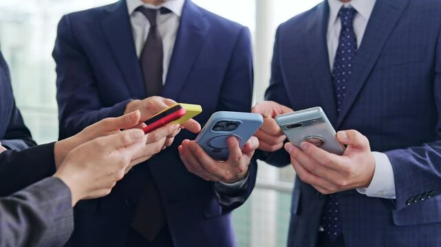 スマホを使うビジネスパーソンのグループ