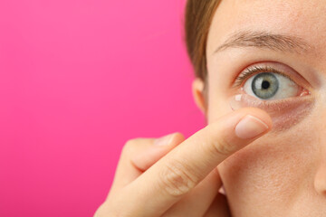 Installation of a contact lens in the eye close-up