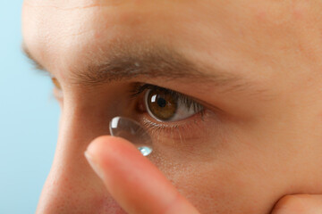 Installation of a contact lens in the eye close-up