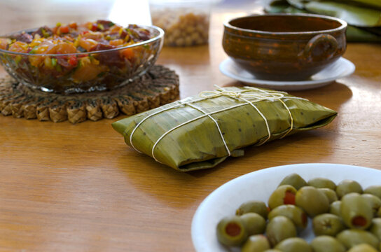 Hallaca andina venezolana envuelta en hojas de pl&aacute;tano y amarrada con pabilo. Plato tradicional navide&ntilde;o.   