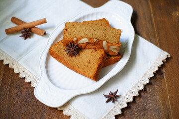 carrot cake with cinnamon