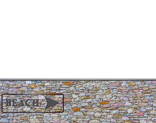 Marquage beach sur mur de pierres, fond blanc 