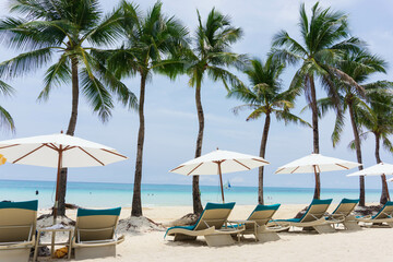 フィリピン　ボラカイ島のビーチとパラソル