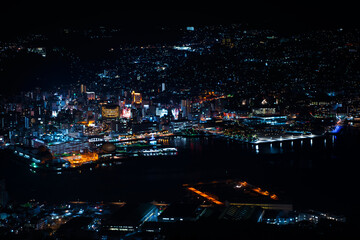 Obraz premium 夜, シティ, 都市景観, 地平線, アーバン, ビル, 景色, 光, ダウンタウン, ビル, 建築, 光, 摩天楼, 空, 今夜, ビジネス, 風景, 月, 夜会, 旅行, 全景, 夕焼け, 暗い