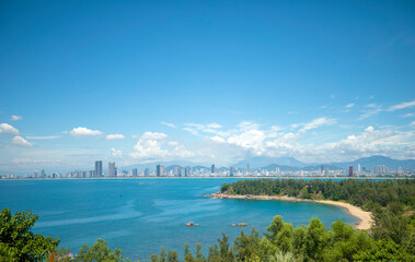 베트남 다낭에 있는 유명한 관광 명소인 미케 비치 해변의 아름다운 모습이다