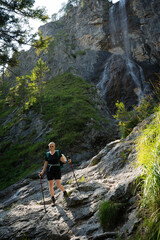 Wanderin vor dem Mira Wasserfall