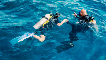 diver instructor with a girl tourist swim in the Red Sea © Sofiia