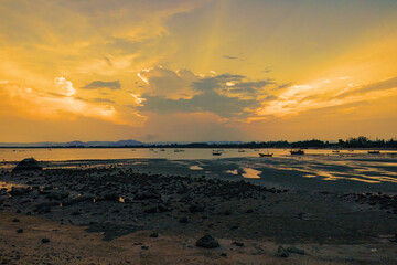 Naklejka premium Beautiful Sky In The Morning During Sunrise At Fisherman Village.