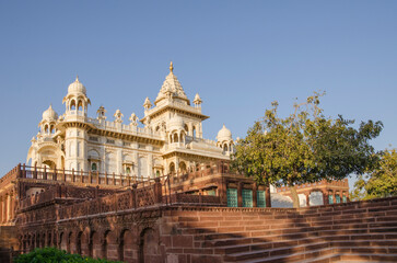 Obraz premium Beautiful architecture of Jaswant Thada cenotaph, in memory of Maharaja Jaswant Singh II, intricately carved sheets of Makrana marble, Jodhpur, Rajasthan, India, Asia.