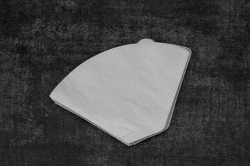 Stos białych papierowych filtrów do przelewowego parzenia kawy