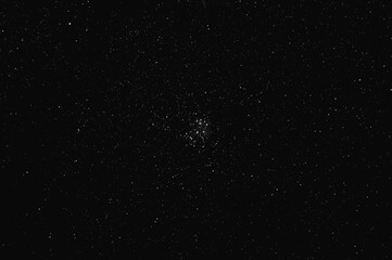 Plejady gwiazd w gwiazdozbiorze byka w pogodna sierpniowa noc, długie naświetlanie, astrofografia 