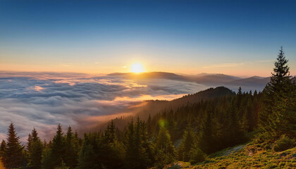 Amanecer desde la montaña sobre un bosque mediterráneo en el que se posa la niebla