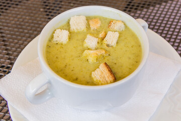 Broccoli cream soup with croutons