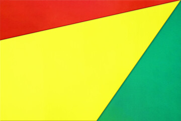 右上に画用紙が集まる赤色と黄色と緑色の背景