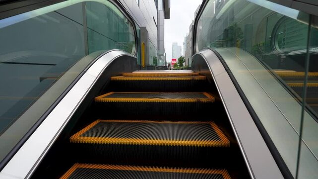 Escalera mec&aacute;nica moderna en entorno urbano