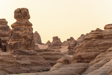 Schluchten, Klippen und Felsformationen bei goldener Stunde beim Sonnenaufgang im Wüstenland AlUla Medina Saudi-Arabien Sonnenuntergang