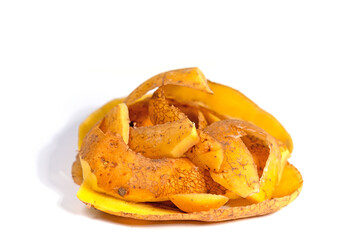 Kartoffelschalen vor weißem Hintergrund
