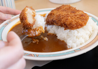 カレーを食べる人の動き