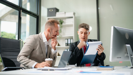 Those who work hard, win in the conference room new startup project