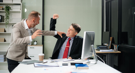 Those who work hard, win in the conference room new startup project