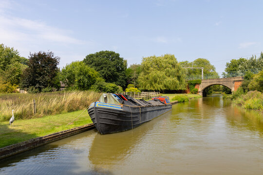Old Narrowboat on the Grand |Union