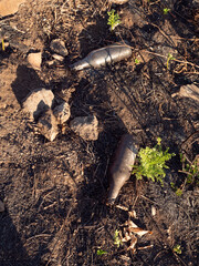 Obraz premium incendio, bottiglie bruciacchiate a terra